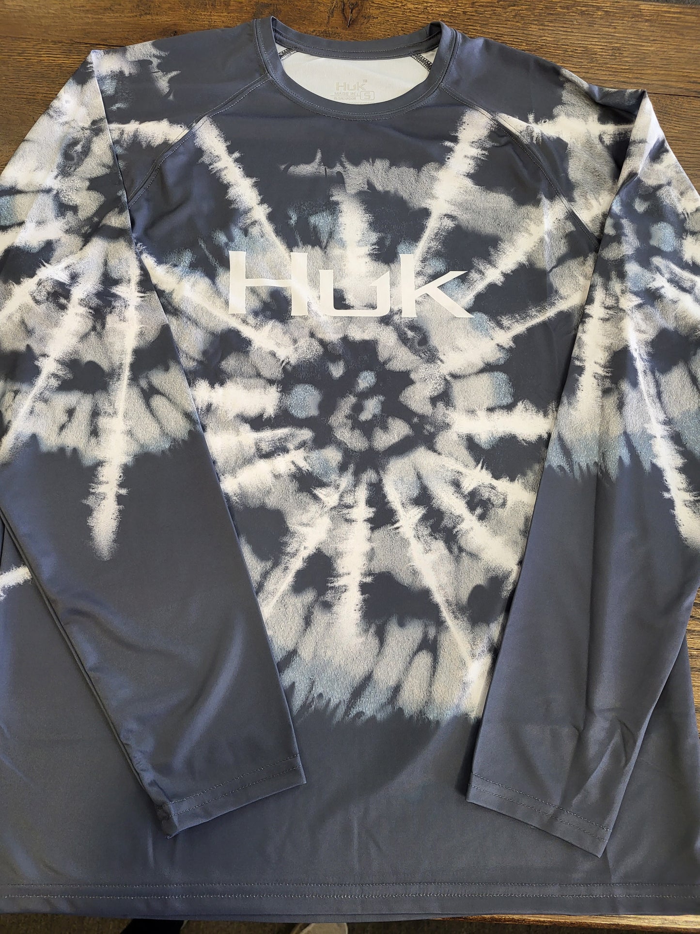 HUK MENS SPIRAL DYE PURSUIT LS SHIRT (VOLCANIC ASH)