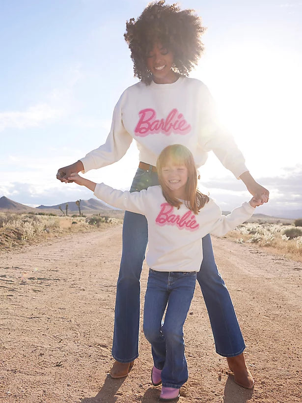 WRANGLER WOMENS X BARBIE™ RELAXED LOGO SWEATSHIRT IN WORN WHITE