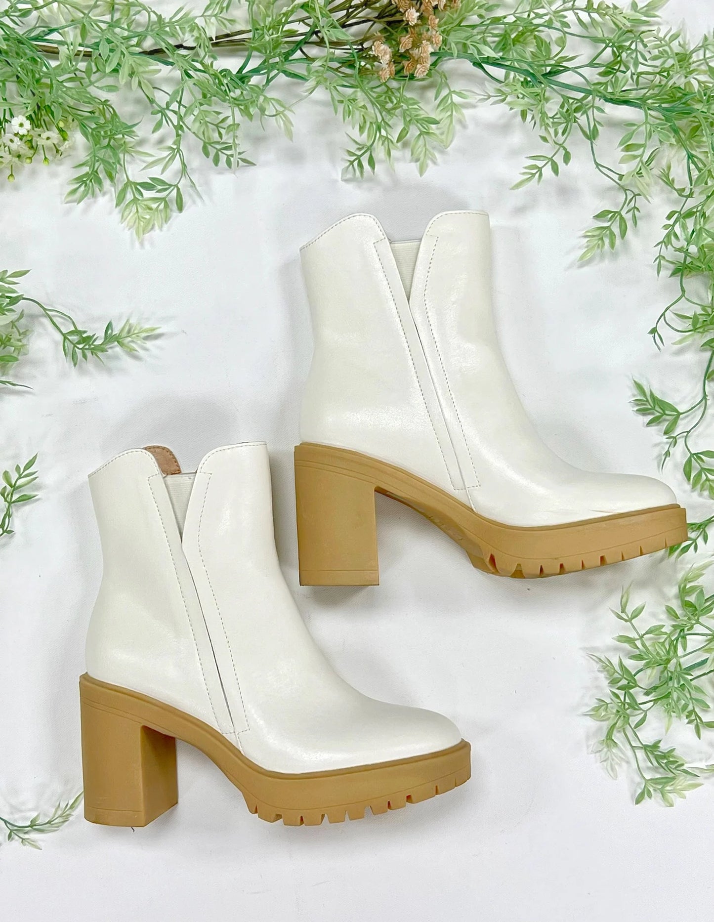 Oasis Abby Bootie WHITE