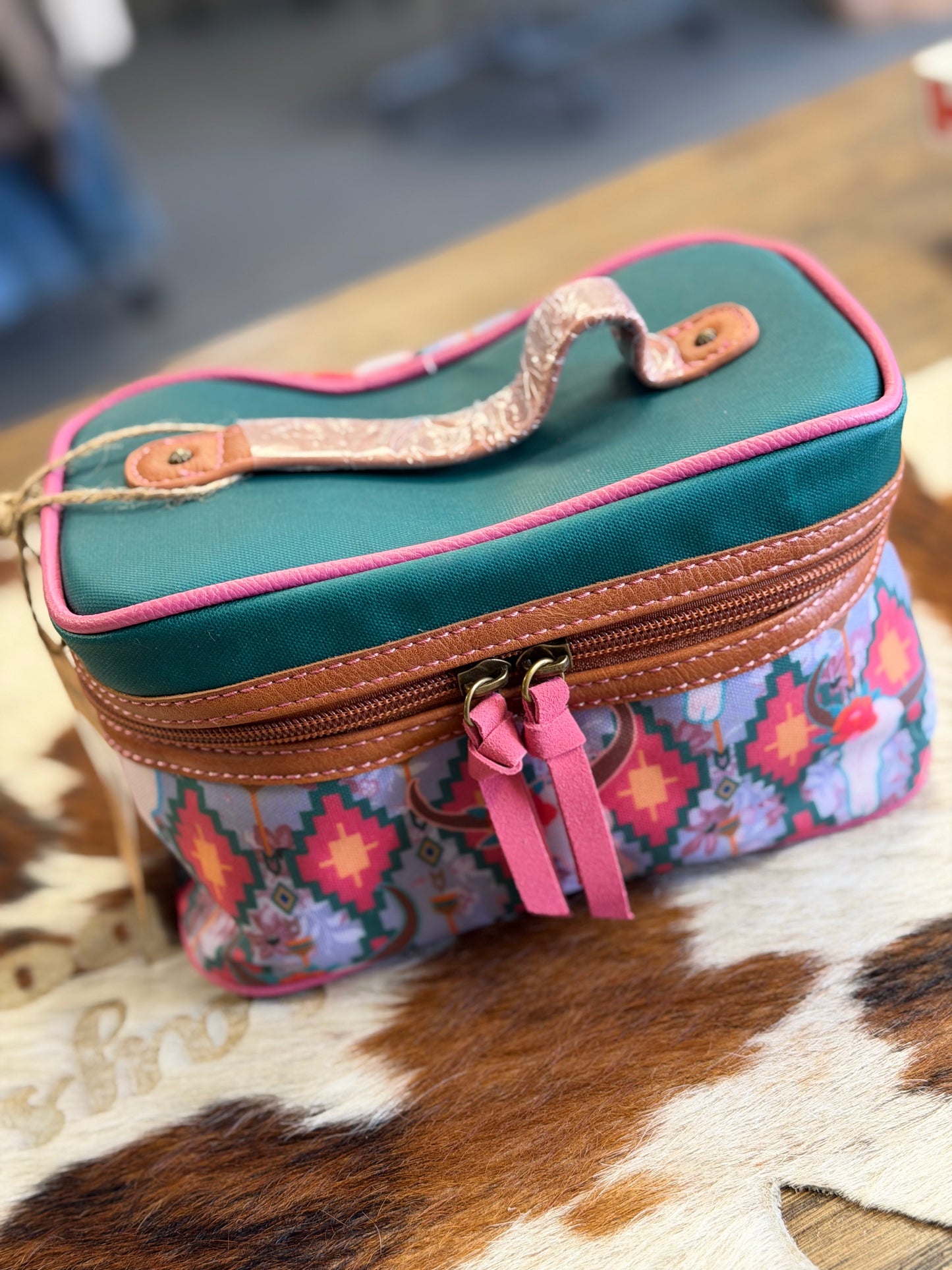 Western Trenditions LLC Catchfly Train Case-Skulls