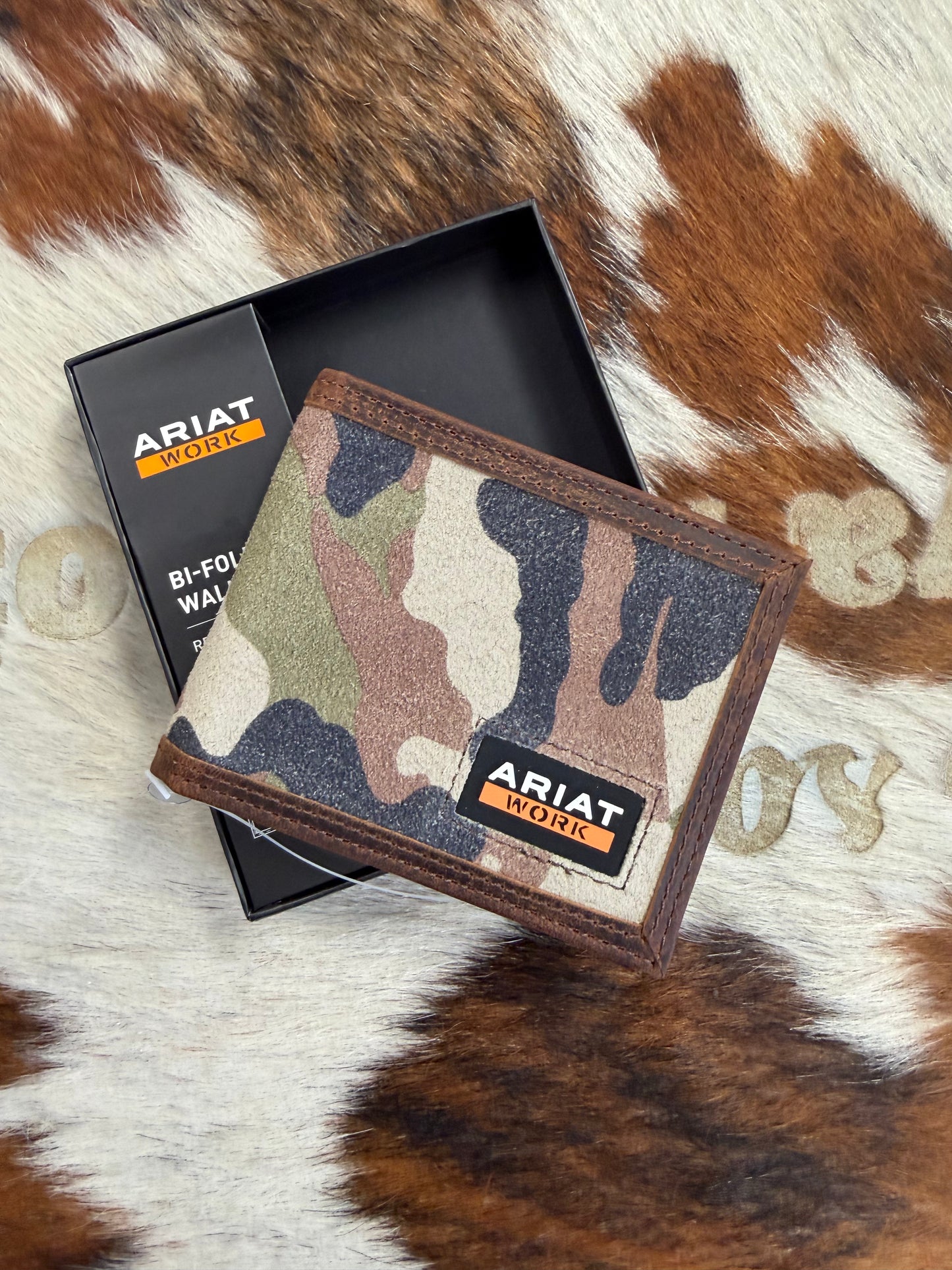 ARIAT MENS SUEDE CAMO BI-FOLD WALLET A3403997