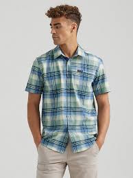 WRANGLER ATG MEN'S CEDAR SHIRT IN BLUE SPRAY