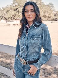 Wrangler Women's Classic Denim Slim Western Snap Shirt